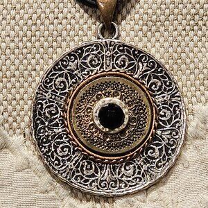 MEDALLION OF METAL FILAGREE AND ONYX, VINTAGE BOHO